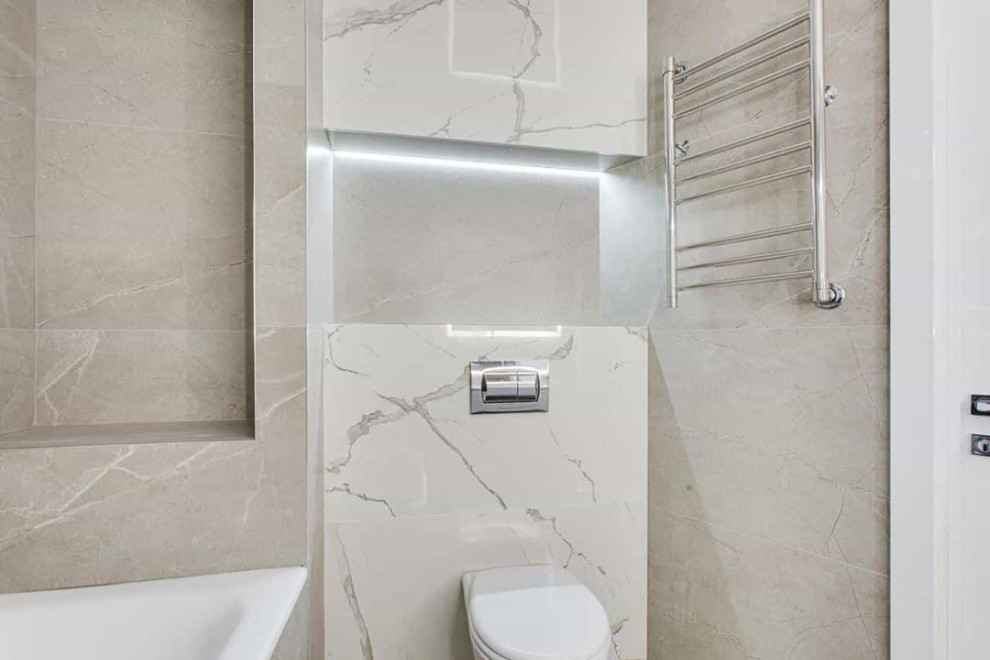 Idéer för mellanstora funkis vitt en-suite badrum, med släta luckor, vita skåp, ett badkar i en alkov, en dusch/badkar-kombination, en vägghängd toalettstol, flerfärgad kakel, keramikplattor, flerfärgade väggar, klinkergolv i keramik, bänkskiva i akrylsten, flerfärgat golv och med dusch som är öppen