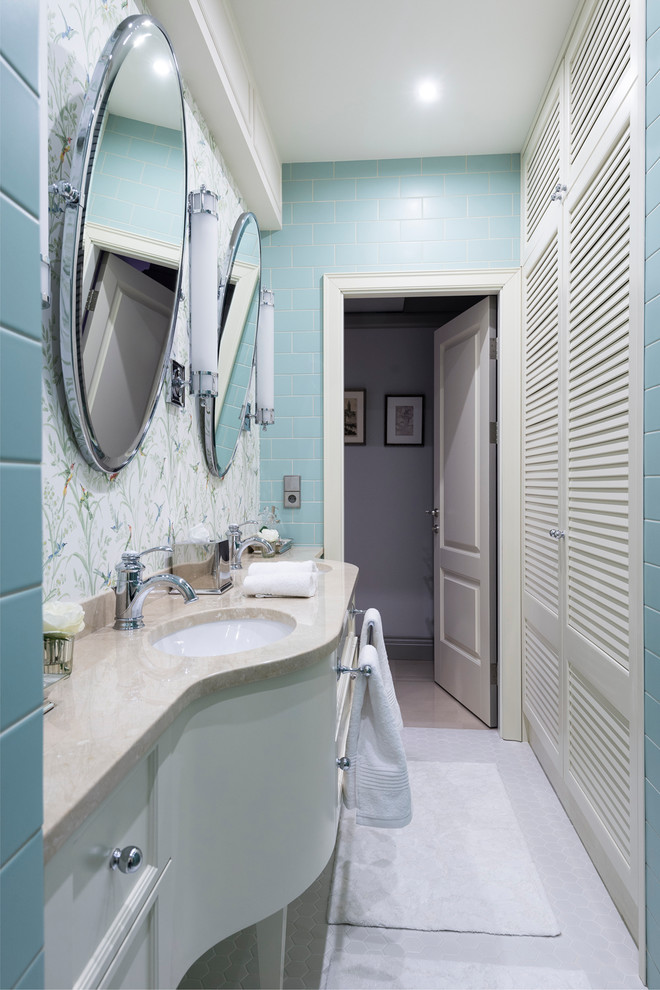 Пример оригинального дизайна: ванная комната в классическом стиле с синей плиткой, врезной раковиной, белыми фасадами, синими стенами и душевой кабиной