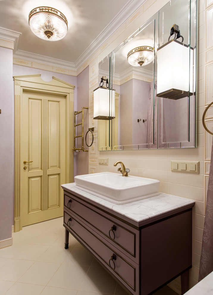 Klassisches Badezimmer mit beigen Fliesen, lila Wandfarbe, Aufsatzwaschbecken, beigem Boden, weißer Waschtischplatte, flächenbündigen Schrankfronten und braunen Schränken in Moskau