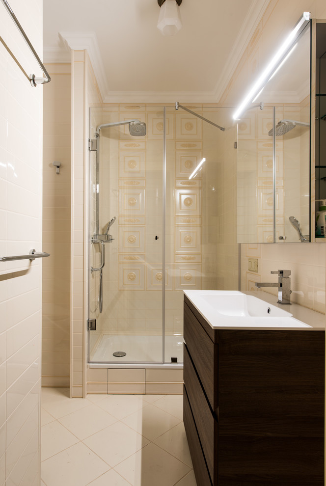 モスクワにあるトラディショナルスタイルのおしゃれなバスルーム (浴槽なし) (フラットパネル扉のキャビネット、黒いキャビネット、アルコーブ型シャワー、ベージュのタイル、一体型シンク、ベージュの床、開き戸のシャワー) の写真