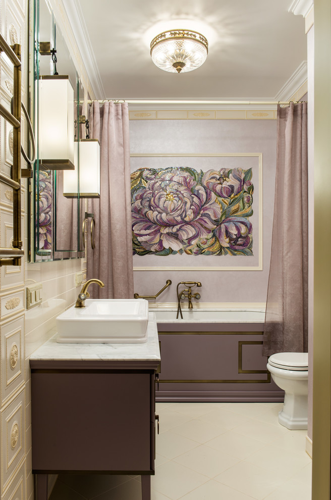 Foto de cuarto de baño principal clásico con bañera empotrada, baldosas y/o azulejos beige, lavabo sobreencimera, suelo beige y encimeras blancas
