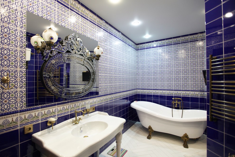 Esempio di un'ampia stanza da bagno padronale etnica con doccia alcova, piastrelle blu, piastrelle in ceramica, pareti blu e pavimento bianco
