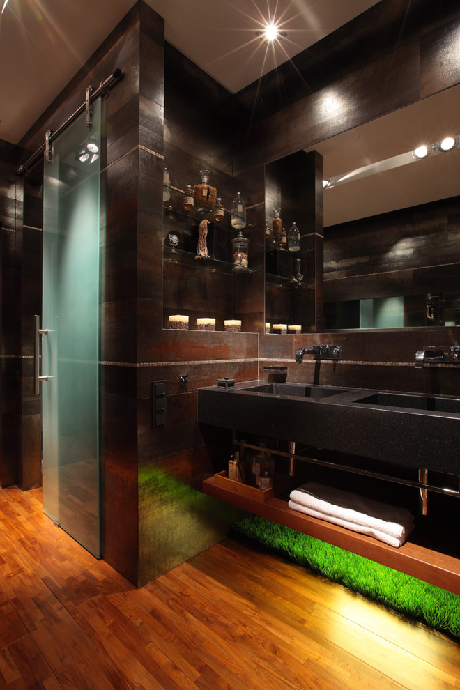 Idee per una grande stanza da bagno padronale minimal con doccia alcova, pavimento in legno massello medio e lavabo integrato