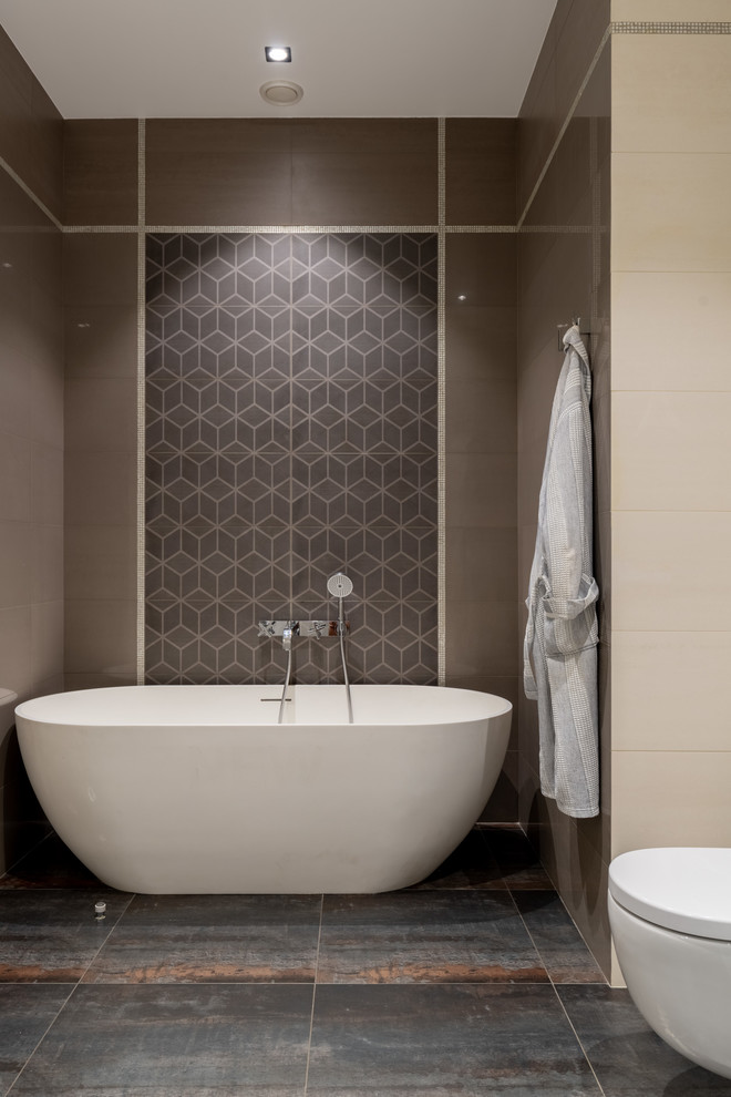Inspiration för ett stort eklektiskt en-suite badrum, med ett fristående badkar, en bidé, brun kakel, keramikplattor, klinkergolv i porslin, ett nedsänkt handfat och dusch med gångjärnsdörr
