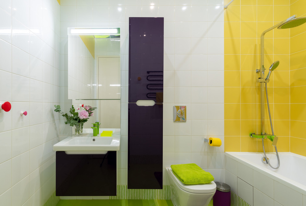На фото: детская ванная комната среднего размера в стиле фьюжн с плоскими фасадами, фиолетовыми фасадами, полновстраиваемой ванной, желтой плиткой, керамической плиткой, белыми стенами и полом из керамогранита