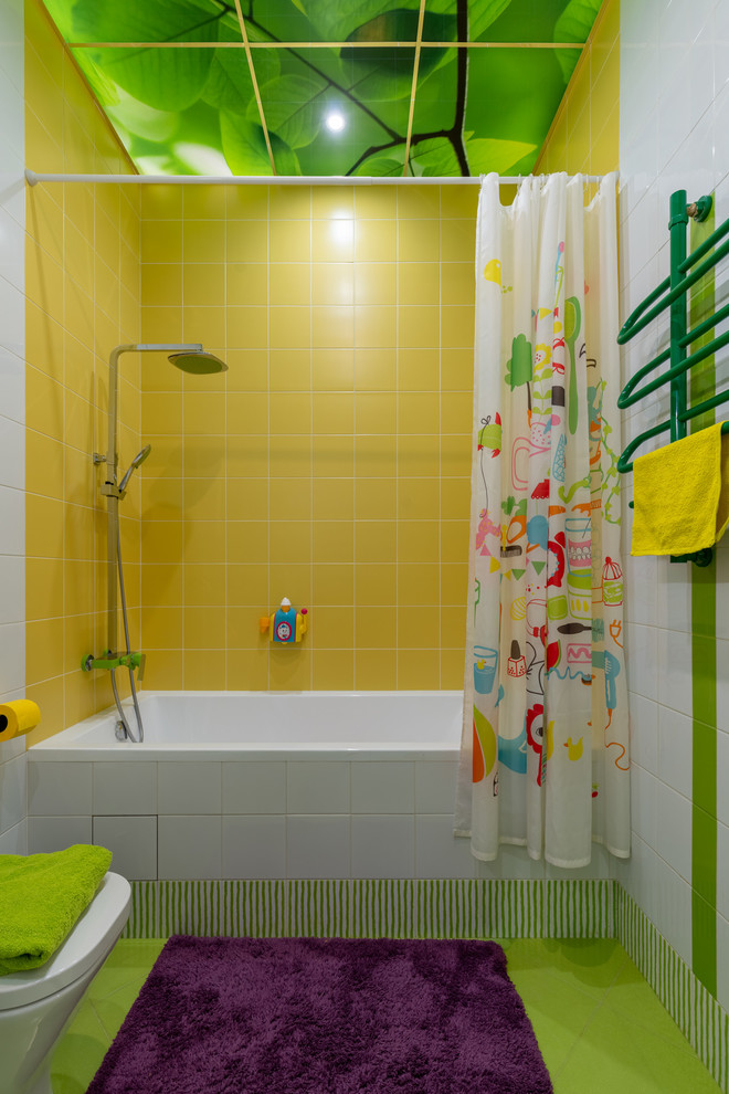 Inredning av ett eklektiskt mellanstort badrum för barn, med gul kakel, keramikplattor, vita väggar, klinkergolv i porslin, ett badkar i en alkov, en dusch/badkar-kombination, grönt golv och dusch med duschdraperi