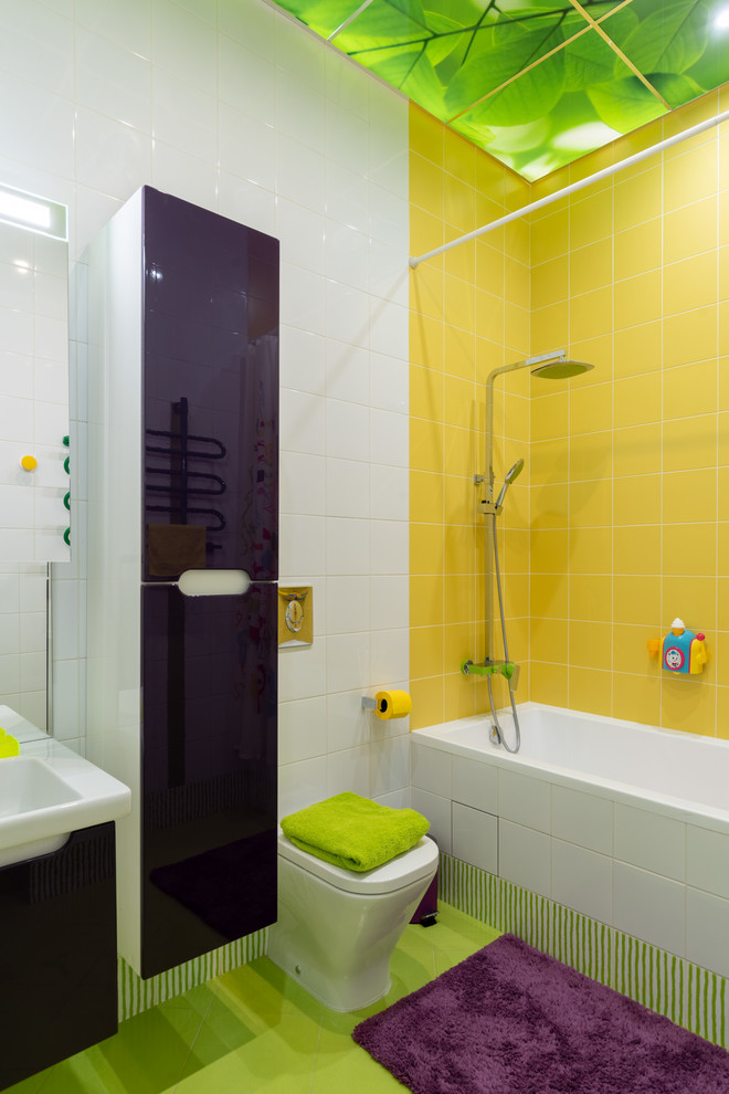 Свежая идея для дизайна: детская ванная комната среднего размера в стиле фьюжн с плоскими фасадами, фиолетовыми фасадами, полновстраиваемой ванной, желтой плиткой, керамической плиткой, белыми стенами и полом из керамогранита - отличное фото интерьера