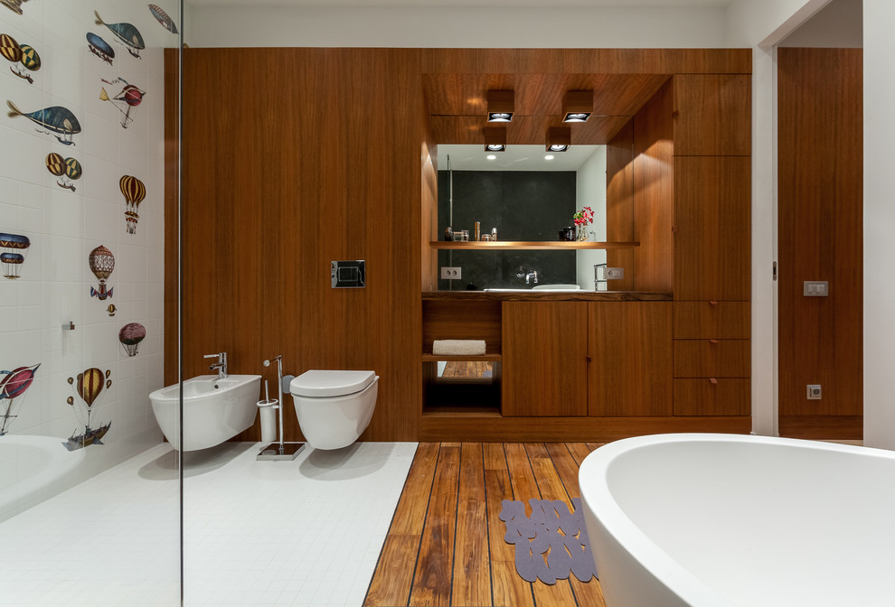 Источник вдохновения для домашнего уюта: главная ванная комната в современном стиле с плоскими фасадами, фасадами цвета дерева среднего тона, отдельно стоящей ванной и инсталляцией