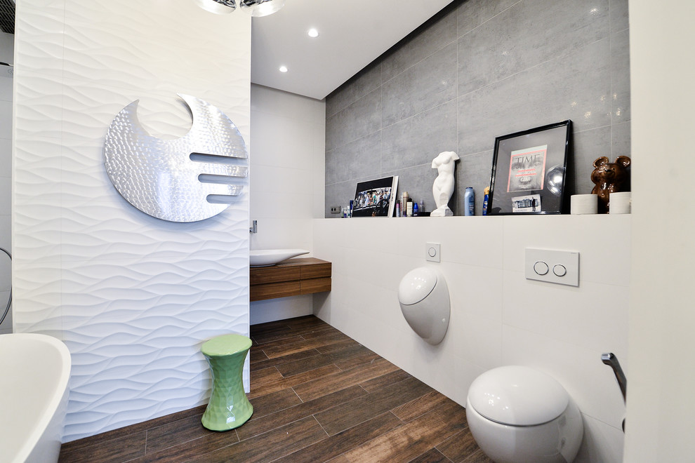 Idee per una stanza da bagno design con orinatoio