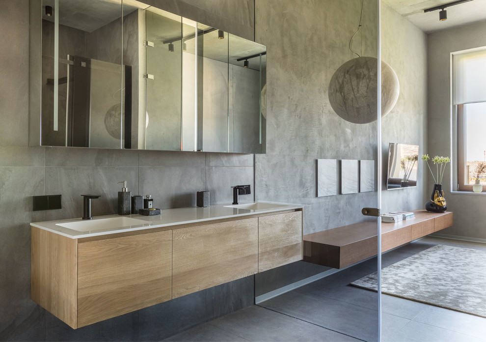 Идея дизайна: ванная комната в стиле лофт с плоскими фасадами, светлыми деревянными фасадами и монолитной раковиной