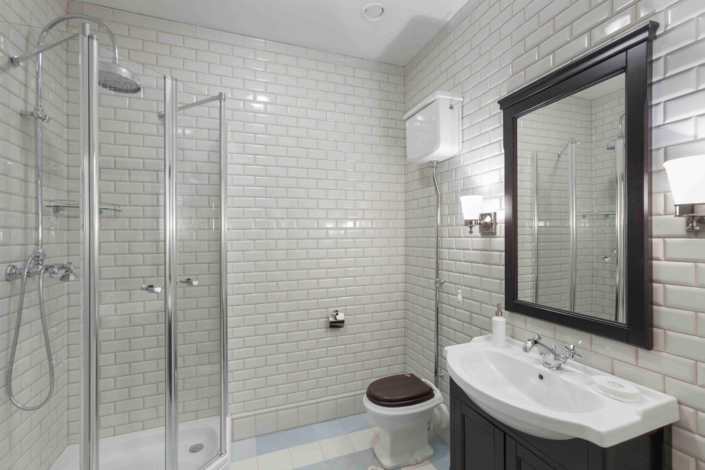 Источник вдохновения для домашнего уюта: ванная комната в классическом стиле с фасадами в стиле шейкер, черными фасадами, угловым душем, раздельным унитазом, белой плиткой, плиткой кабанчик, белыми стенами, душевой кабиной, консольной раковиной и душем с распашными дверями