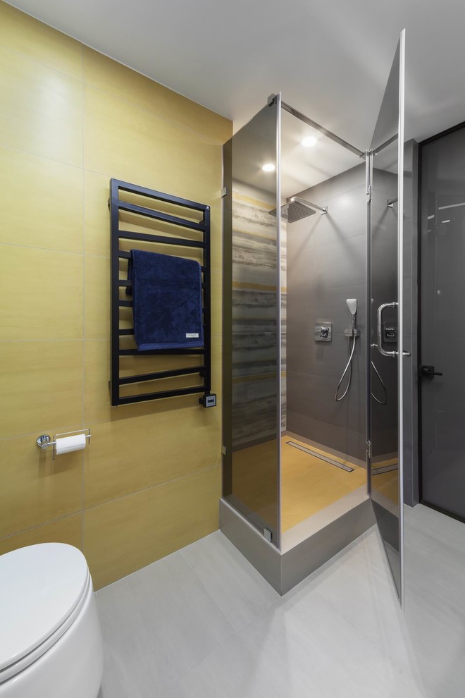 Diseño de cuarto de baño contemporáneo con ducha empotrada y ducha con puerta con bisagras