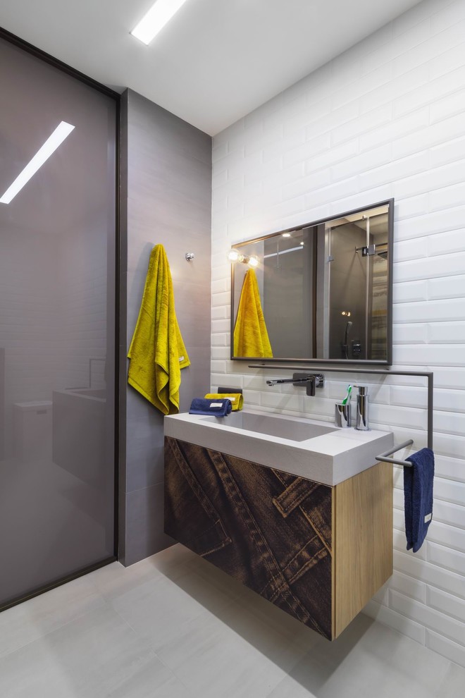 Стильный дизайн: ванная комната в современном стиле с плоскими фасадами, коричневыми фасадами и монолитной раковиной - последний тренд