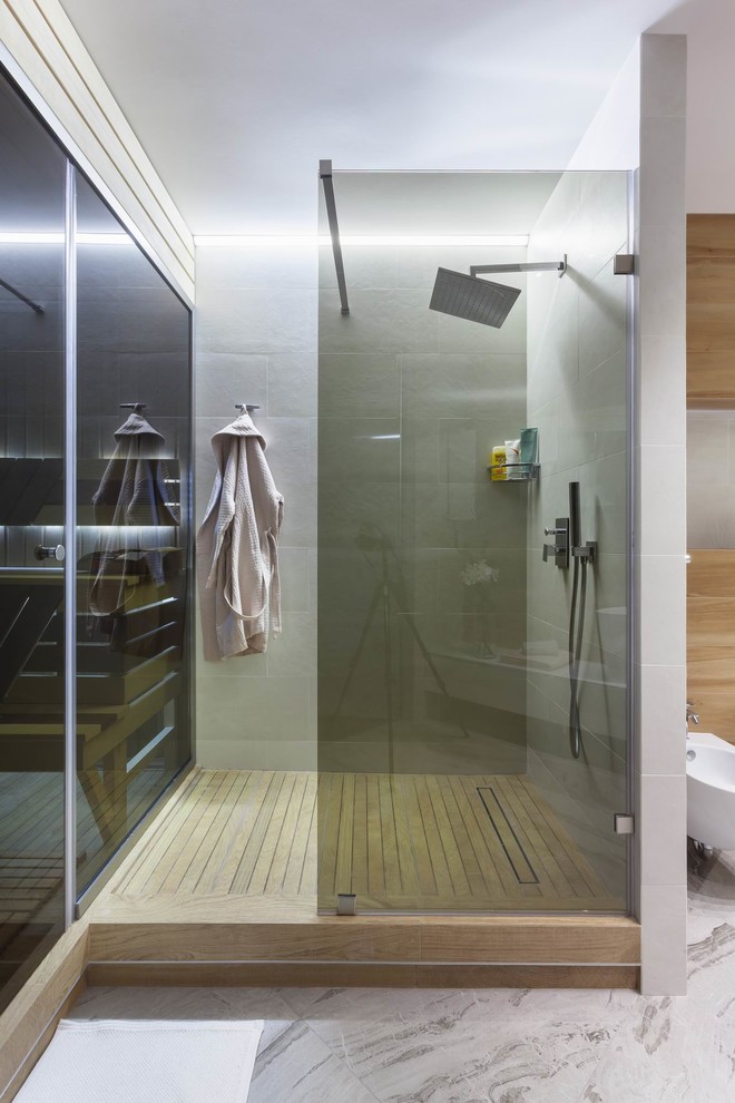 На фото: ванная комната в современном стиле с душем в нише