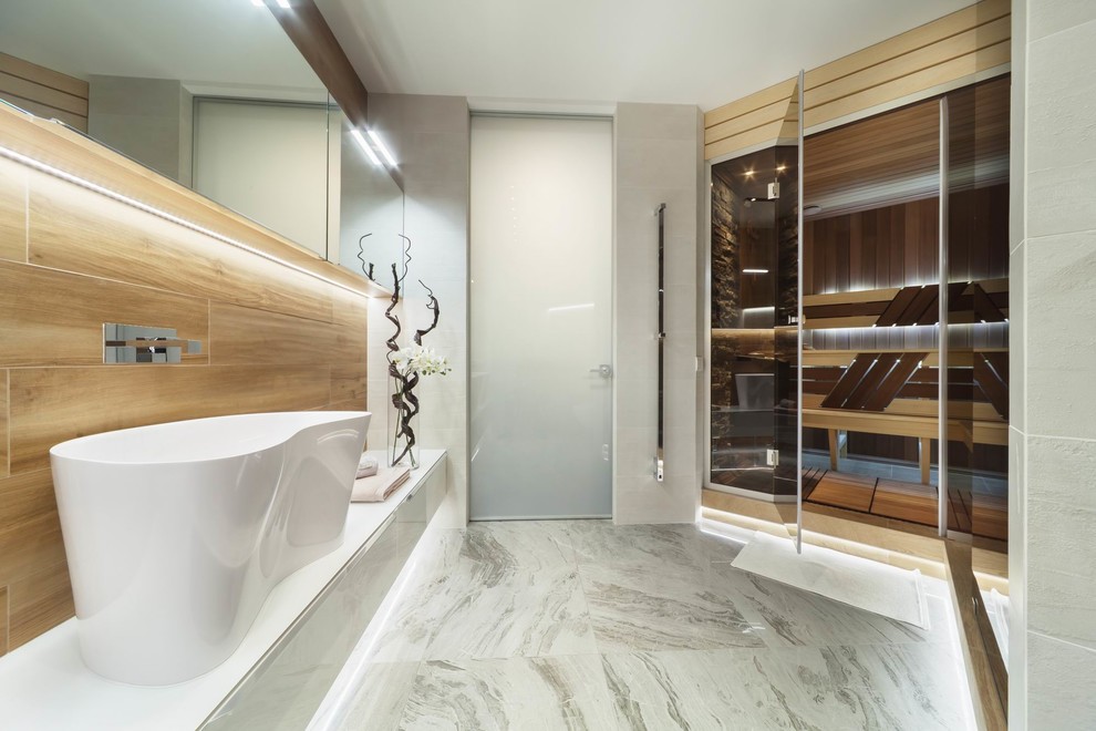 Свежая идея для дизайна: баня и сауна в современном стиле с отдельно стоящей ванной - отличное фото интерьера
