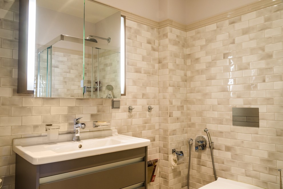 На фото: маленькая ванная комната в современном стиле с душем в нише, инсталляцией, серой плиткой, серыми стенами, полом из керамической плитки и подвесной раковиной для на участке и в саду с