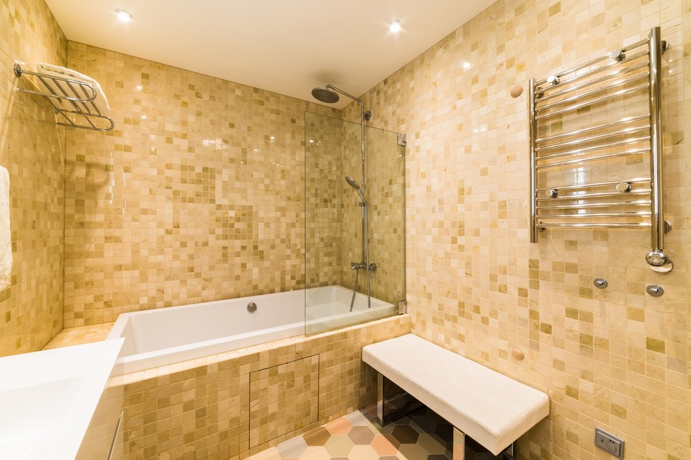 На фото: маленькая ванная комната в современном стиле с ванной в нише, душем в нише, желтыми стенами, полом из керамической плитки, подвесной раковиной и бежевой плиткой для на участке и в саду с