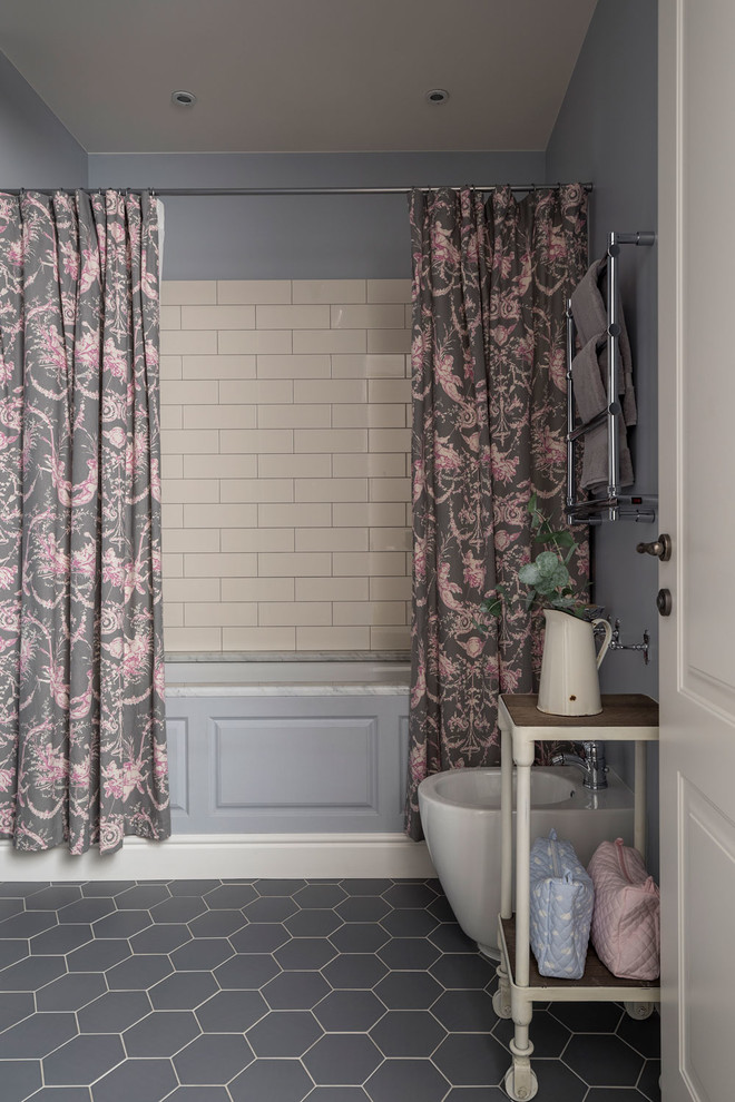 Свежая идея для дизайна: главная ванная комната среднего размера в классическом стиле с ванной в нише, белой плиткой, керамической плиткой, серыми стенами, полом из керамической плитки, серым полом и биде - отличное фото интерьера