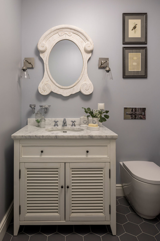 Exempel på ett mellanstort klassiskt badrum, med grå väggar, klinkergolv i keramik, grått golv, luckor med lamellpanel, vita skåp, en toalettstol med separat cisternkåpa, marmorbänkskiva och ett undermonterad handfat