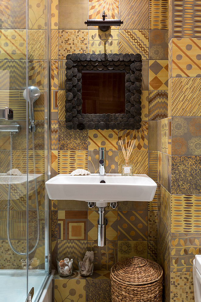 Источник вдохновения для домашнего уюта: маленькая ванная комната в стиле фьюжн с подвесной раковиной, разноцветной плиткой и зеркалом с подсветкой для на участке и в саду