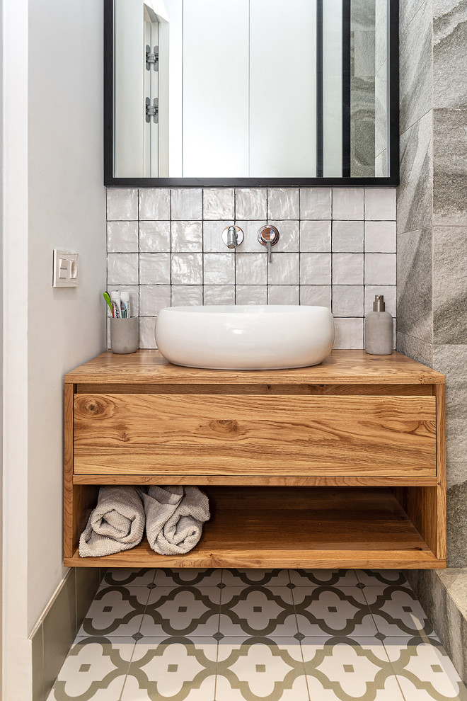Immagine di una stanza da bagno nordica con ante lisce, ante in legno scuro, lavabo a bacinella, pavimento beige, top marrone, un lavabo e mobile bagno sospeso
