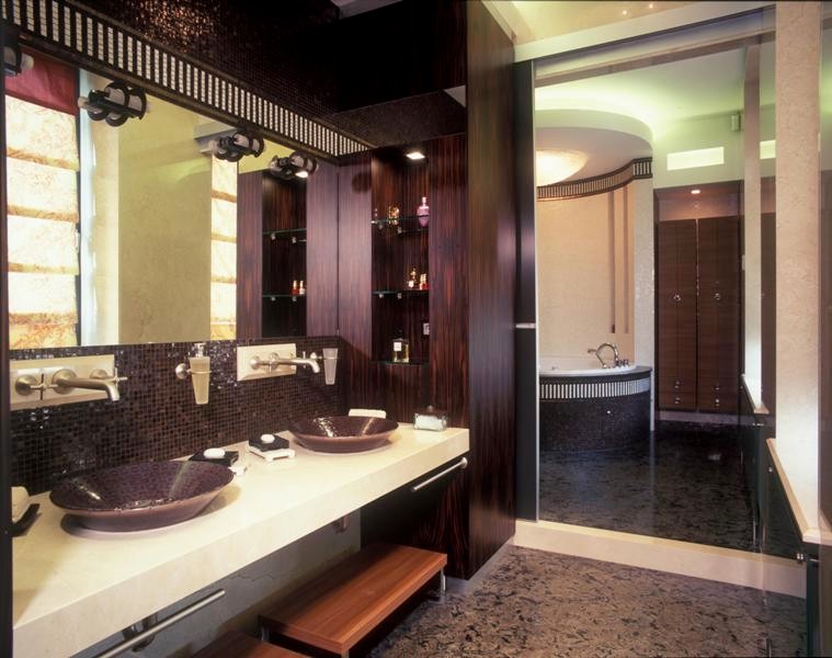 Стильный дизайн: большая ванная комната в классическом стиле - последний тренд