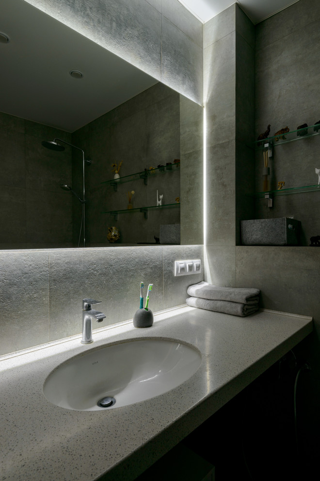 This is an example of a contemporary bathroom in Novosibirsk.