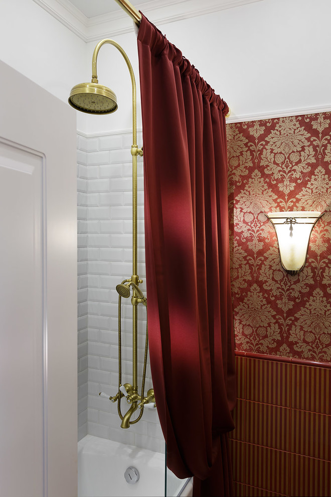 Inspiration pour une salle de bain traditionnelle avec une baignoire en alcôve, un combiné douche/baignoire, un carrelage blanc, un carrelage rouge, un carrelage métro et un mur rouge.