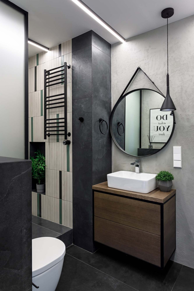 Inspiration pour une salle de bain nordique avec des portes de placard marrons, un carrelage multicolore, un mur gris, une vasque, un sol noir et un plan de toilette marron.