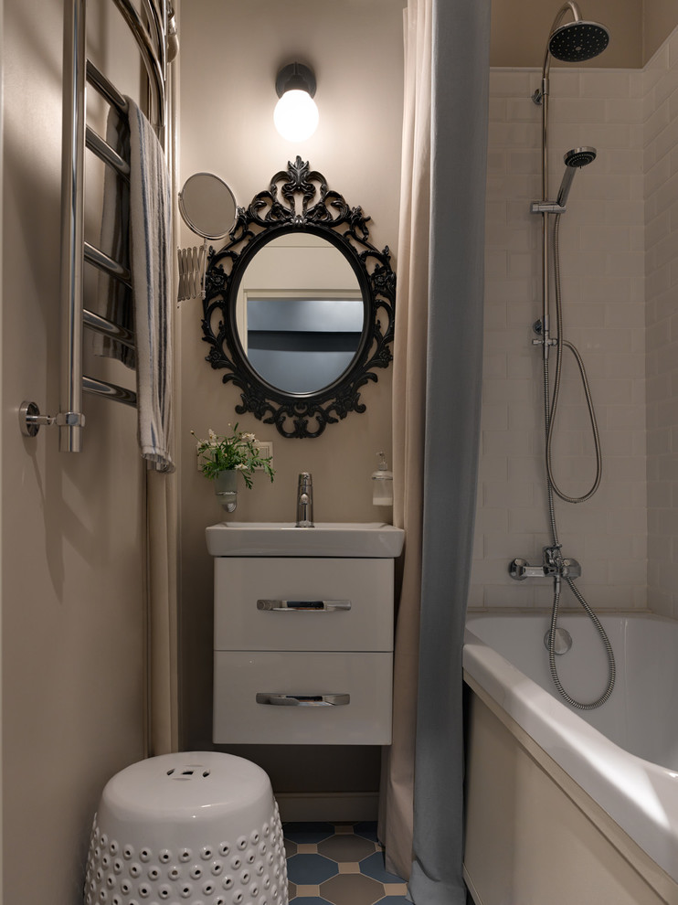 Пример оригинального дизайна: главная ванная комната в современном стиле с плоскими фасадами, белыми фасадами, ванной в нише, душем над ванной, белой плиткой, плиткой кабанчик, бежевыми стенами, монолитной раковиной, разноцветным полом и шторкой для ванной