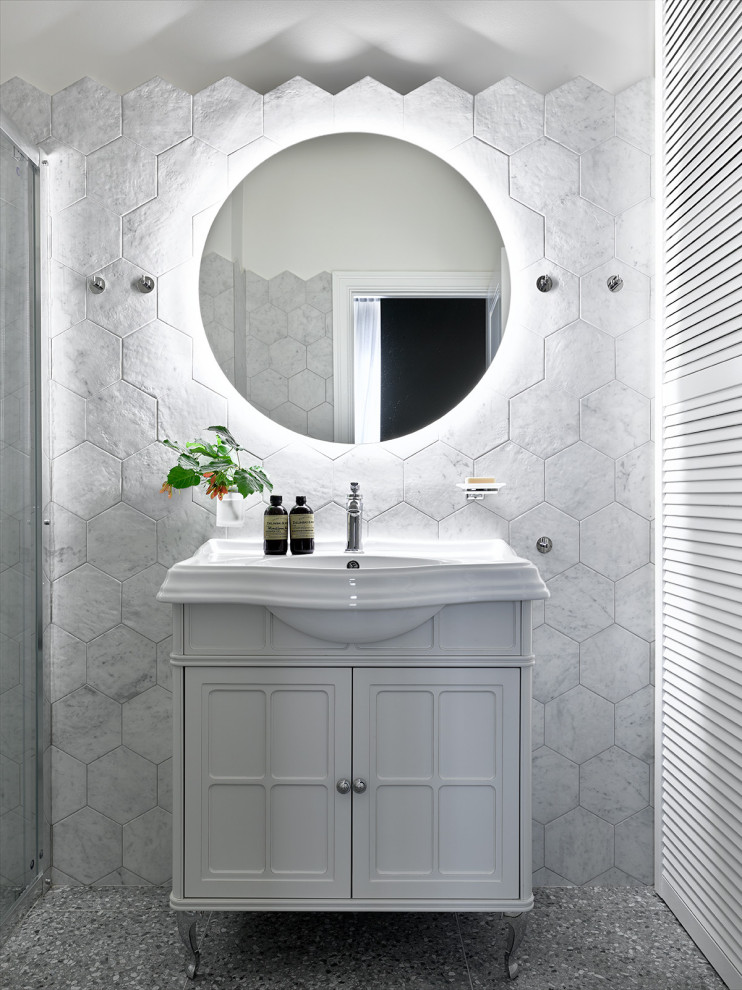 Klassisches Duschbad mit weißen Schränken, weißen Fliesen, weißer Wandfarbe, integriertem Waschbecken und grauem Boden in Moskau