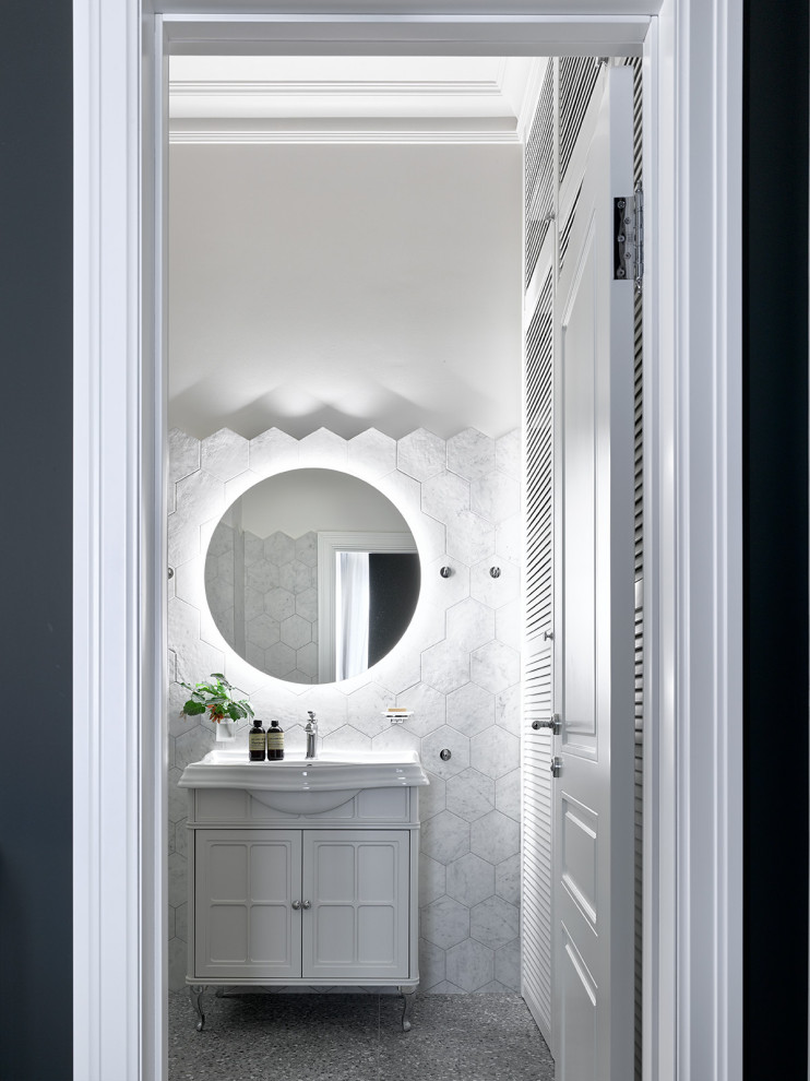Idéer för vintage badrum med dusch, med vita skåp, vit kakel, vita väggar, ett integrerad handfat och grått golv
