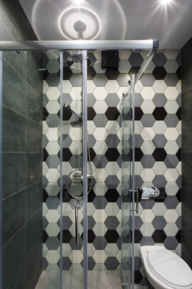 Esempio di una piccola stanza da bagno con doccia industriale con piastrelle nere, piastrelle multicolore, pistrelle in bianco e nero, piastrelle in gres porcellanato, porta doccia scorrevole e doccia ad angolo
