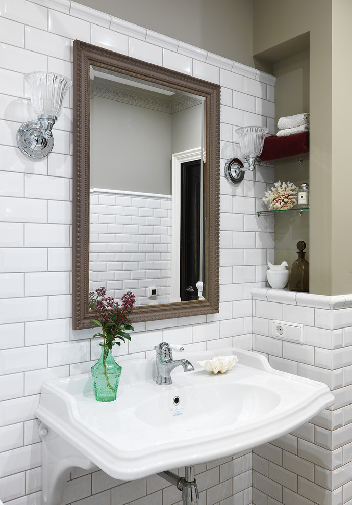 Foto de cuarto de baño tradicional renovado con baldosas y/o azulejos blancos, baldosas y/o azulejos de cemento, paredes grises, lavabo suspendido y espejo con luz