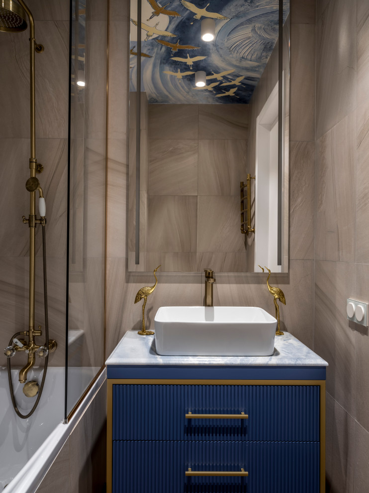 Идея дизайна: маленькая ванная комната в современном стиле с синими фасадами, душем в нише, бежевой плиткой, керамогранитной плиткой, душевой кабиной, настольной раковиной, серой столешницей, тумбой под одну раковину, встроенной тумбой и плоскими фасадами для на участке и в саду