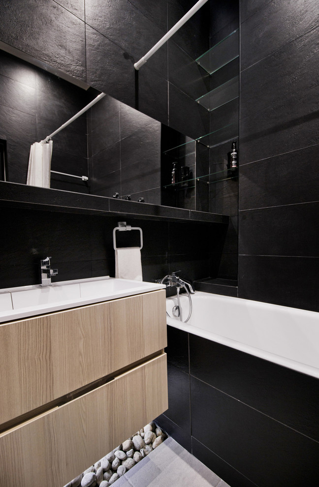 Diseño de cuarto de baño principal contemporáneo de tamaño medio con baldosas y/o azulejos negros
