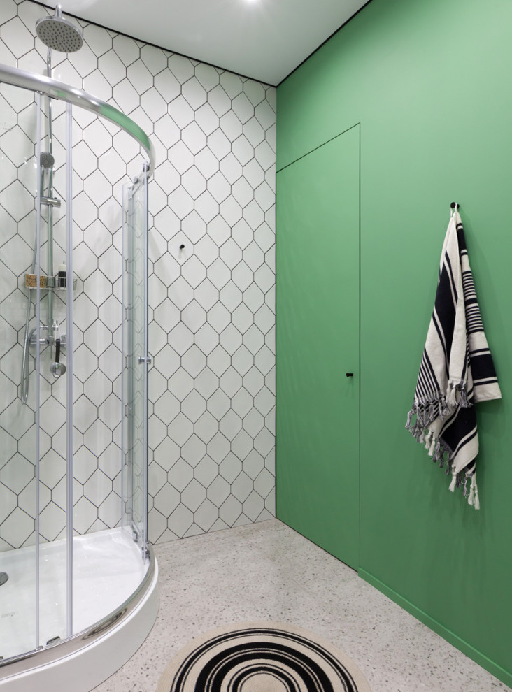 Modelo de cuarto de baño actual con ducha esquinera, baldosas y/o azulejos blancos, paredes verdes, aseo y ducha, suelo beige y ducha con puerta corredera