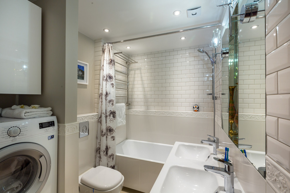 На фото: главная ванная комната в современном стиле с ванной в нише, раздельным унитазом, плиткой кабанчик, бежевыми стенами и монолитной раковиной