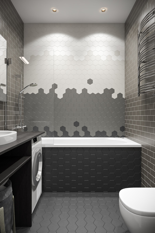 Mittelgroßes Industrial Badezimmer En Suite mit Unterbauwanne, Duschbadewanne, Wandtoilette und Aufsatzwaschbecken in Sonstige