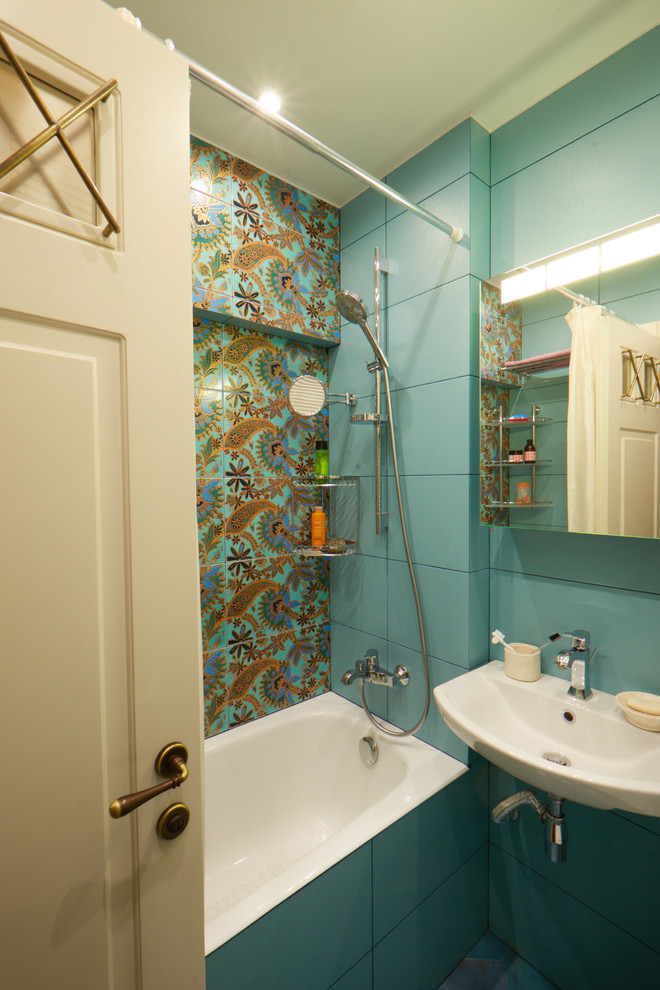Ispirazione per una piccola stanza da bagno padronale con piastrelle multicolore, piastrelle in ceramica, pavimento con piastrelle in ceramica, vasca ad alcova, vasca/doccia e lavabo sospeso
