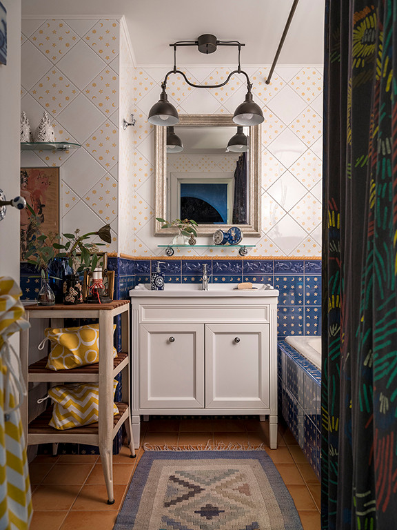Источник вдохновения для домашнего уюта: маленькая ванная комната в стиле ретро с бежевыми фасадами, синей плиткой, керамической плиткой, синими стенами, полом из керамической плитки, оранжевым полом и тумбой под одну раковину для на участке и в саду