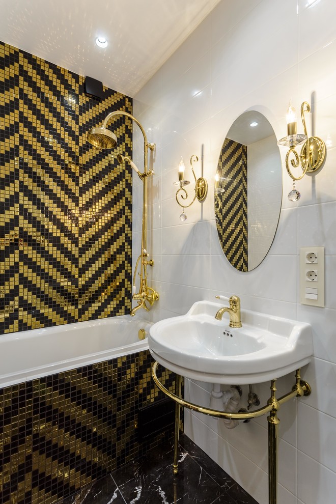 Immagine di una stanza da bagno padronale tradizionale con nessun'anta, vasca ad alcova, vasca/doccia, piastrelle bianche, piastrelle gialle, piastrelle nere, pavimento in marmo e lavabo a consolle