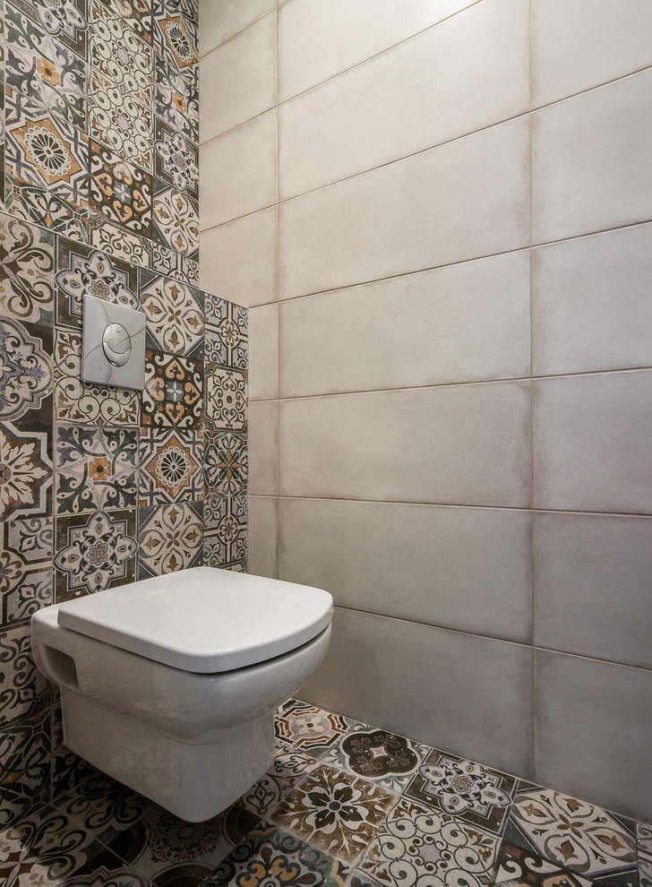 Immagine di una grande stanza da bagno nordica con WC sospeso, piastrelle grigie, piastrelle a listelli e pareti grigie
