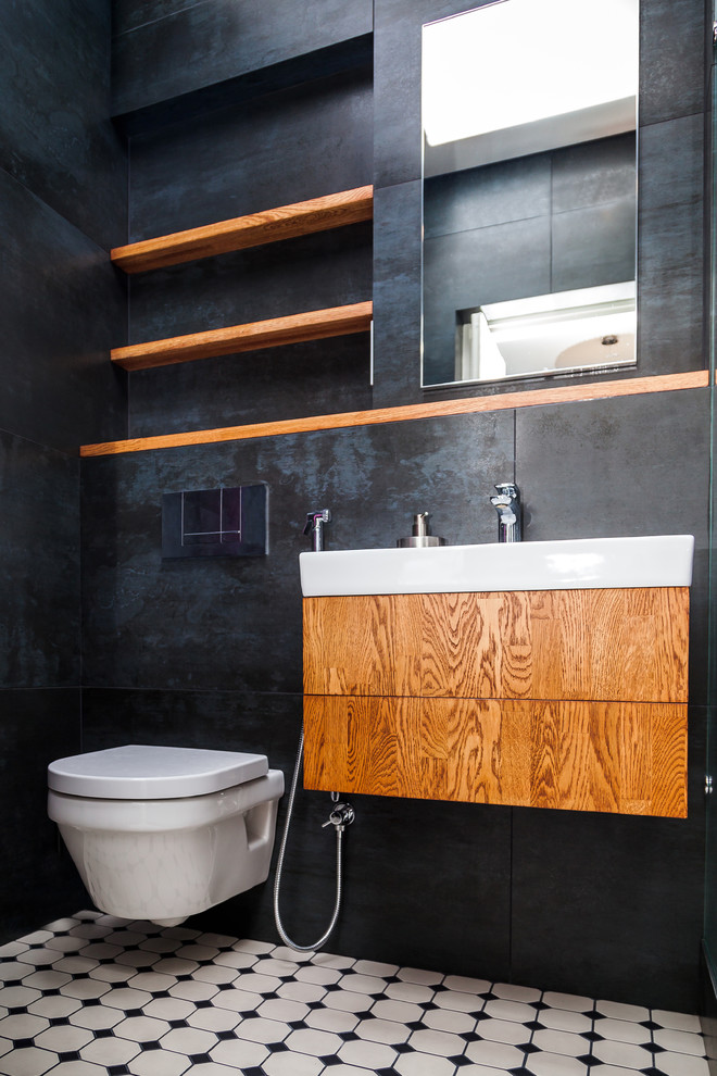 Пример оригинального дизайна: маленькая ванная комната в скандинавском стиле с душем в нише, инсталляцией, черной плиткой, керамогранитной плиткой, черными стенами, полом из мозаичной плитки, душевой кабиной, накладной раковиной, столешницей из дерева, душем с раздвижными дверями и коричневой столешницей для на участке и в саду