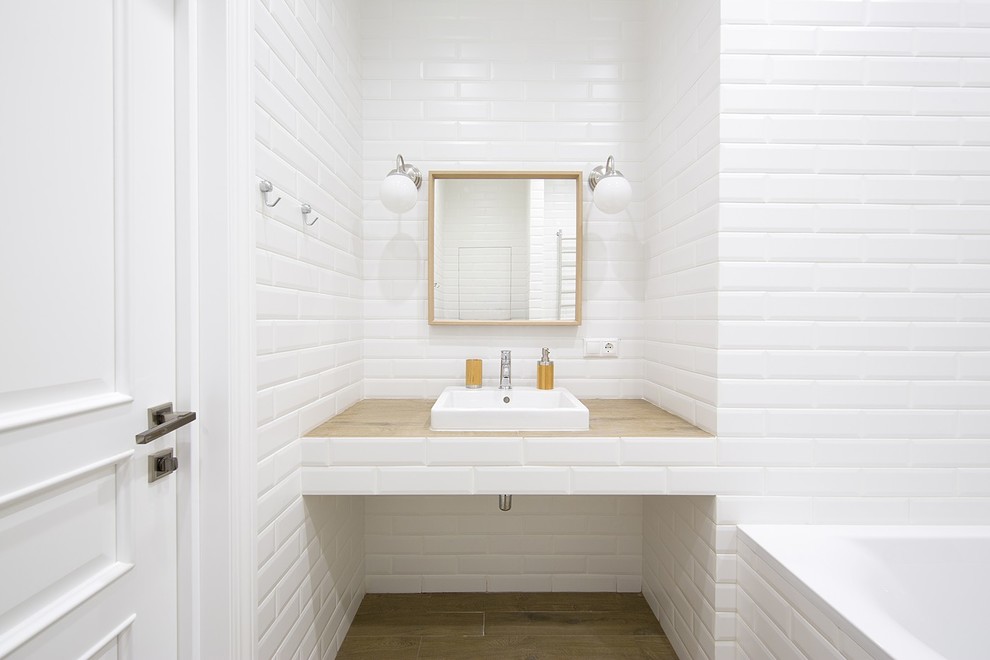 Diseño de cuarto de baño principal contemporáneo con baldosas y/o azulejos blancos, baldosas y/o azulejos de cemento, lavabo encastrado, encimeras beige, bañera encastrada, paredes blancas, suelo de madera en tonos medios, encimera de madera y suelo beige