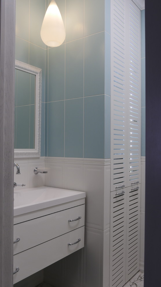 Design ideas for a classic wet room bathroom in Moscow with louvered cabinets, white cabinets, white tiles, ceramic tiles, green walls, porcelain flooring, a wall-mounted sink, solid surface worktops, white floors, a shower curtain and white worktops.