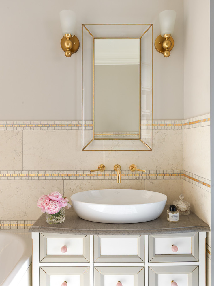 Modelo de cuarto de baño principal clásico renovado pequeño con puertas de armario blancas, baldosas y/o azulejos beige, baldosas y/o azulejos de mármol, paredes beige, encimera de cuarcita, armarios con paneles empotrados y lavabo sobreencimera