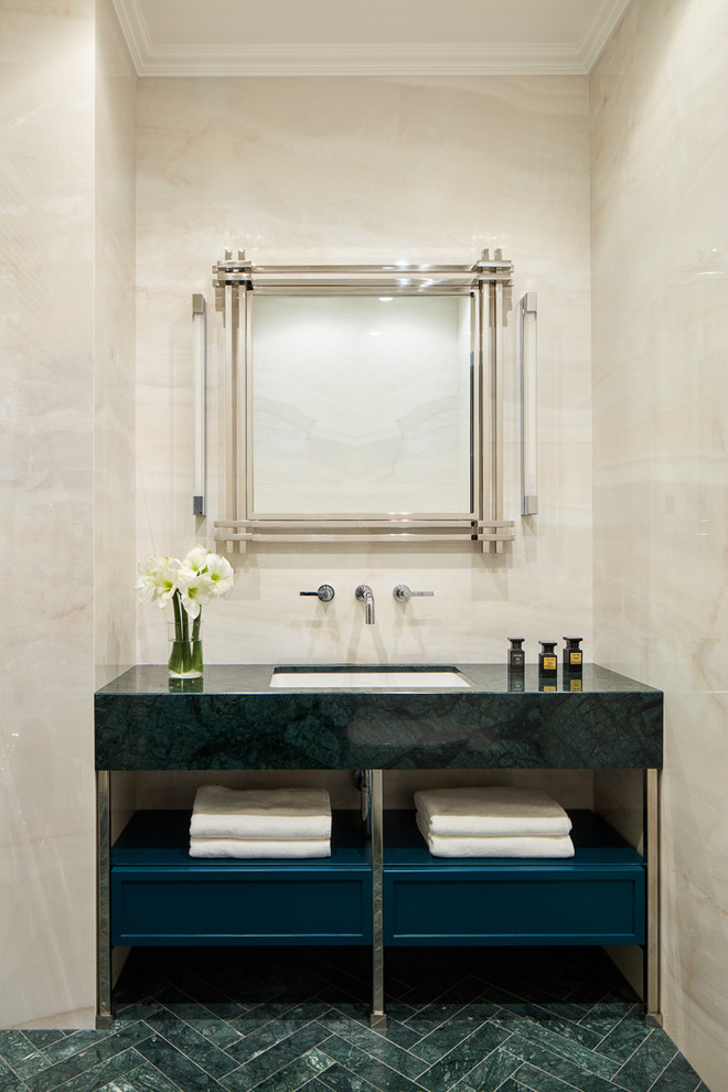Immagine di una piccola stanza da bagno contemporanea con piastrelle beige, piastrelle in gres porcellanato, pavimento in marmo, lavabo sottopiano, top in quarzite e pavimento verde