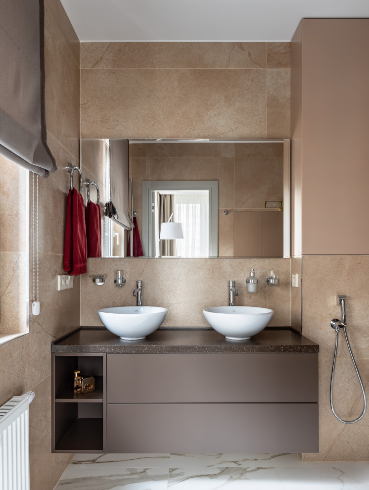 Idéer för ett mellanstort modernt brun badrum med dusch, med släta luckor, bruna skåp, beige kakel, porslinskakel, beige väggar, klinkergolv i porslin, ett fristående handfat, granitbänkskiva och grått golv