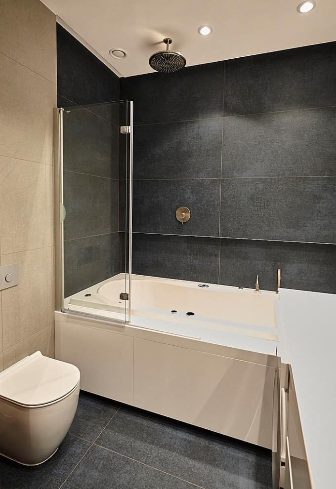Exempel på ett mellanstort modernt vit vitt en-suite badrum, med vita skåp, en jacuzzi, en dusch/badkar-kombination, en vägghängd toalettstol, blå kakel, porslinskakel, beige väggar, klinkergolv i porslin, ett undermonterad handfat, bänkskiva i akrylsten, blått golv och dusch med gångjärnsdörr
